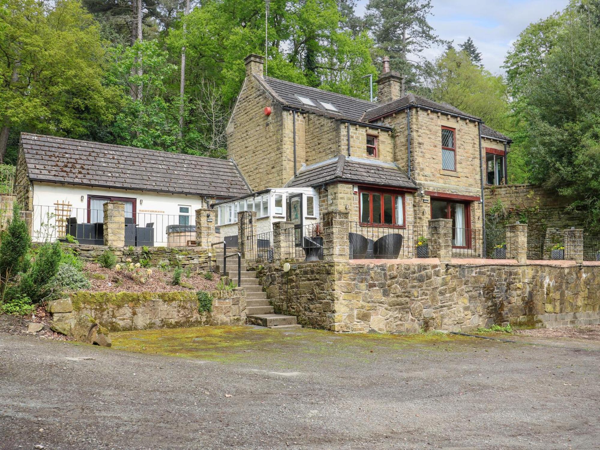 Highwood Lodge Huddersfield Exterior photo