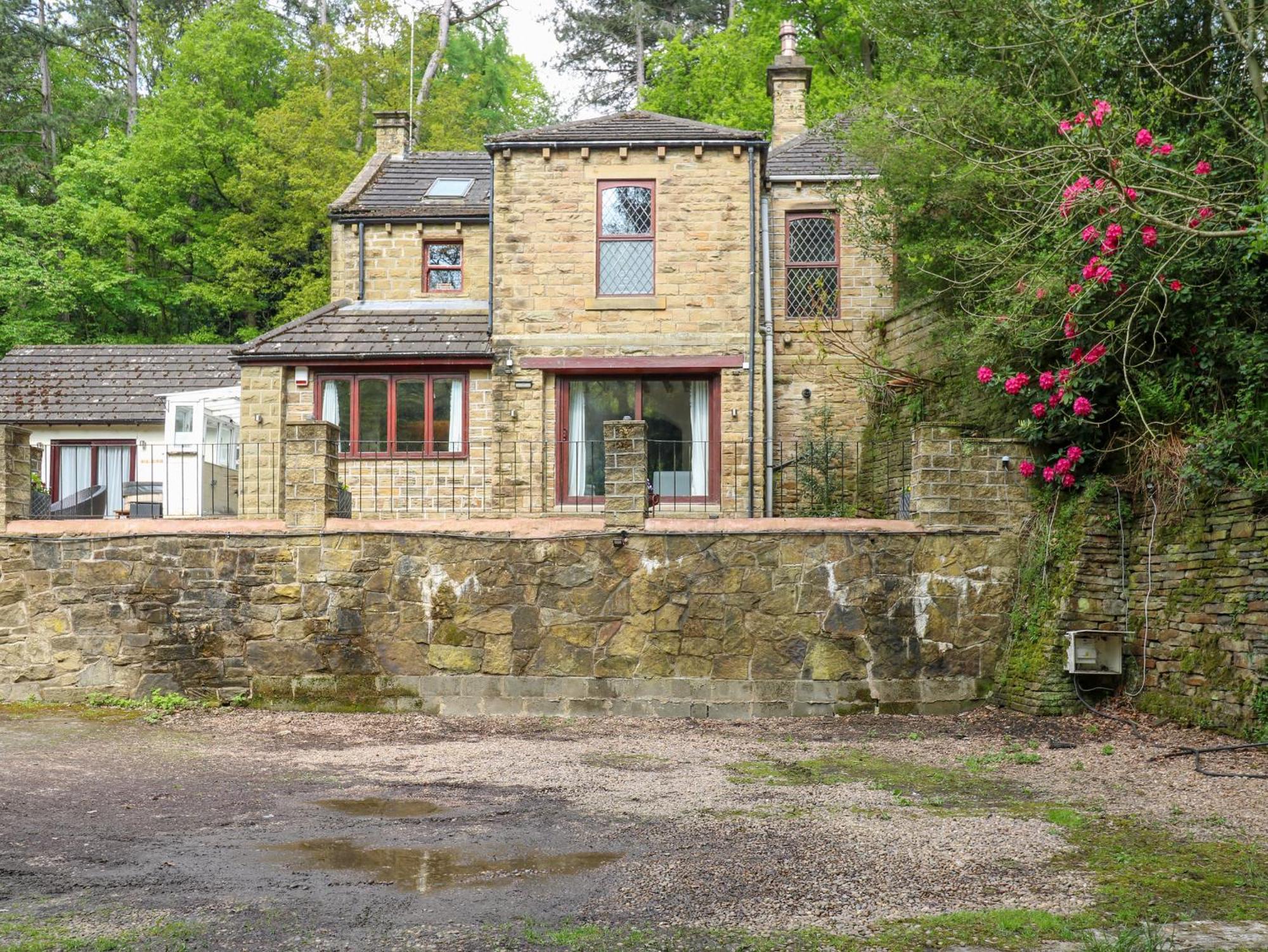 Highwood Lodge Huddersfield Exterior photo